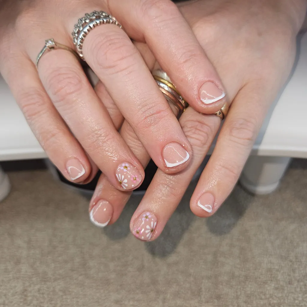 Minimal nail art on short nails